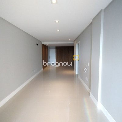 Apartamento com 125m², 3 quartos (sendo 3 suítes), 2 garagens, no bairro Kobrasol em São José