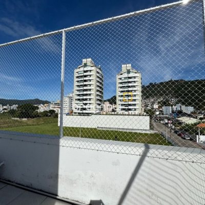 Prédio com 307m², 6 garagens, no bairro Trindade em Florianópolis