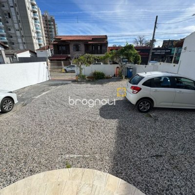 Prédio com 307m², 6 garagens, no bairro Trindade em Florianópolis
