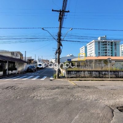 Terreno com 540m², no bairro Barreiros em São José
