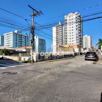 Terreno com 540m², no bairro Barreiros em São José