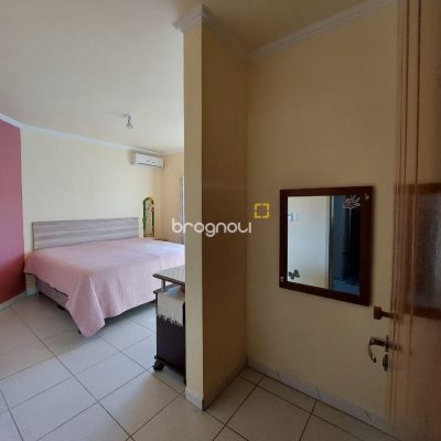 Casa com 131m², 2 quartos (sendo 1 suíte), 2 garagens, no bairro São João do Rio Vermelho em Florianópolis