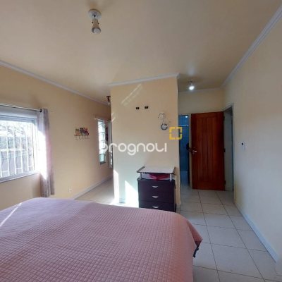 Casa com 131m², 2 quartos (sendo 1 suíte), 2 garagens, no bairro São João do Rio Vermelho em Florianópolis