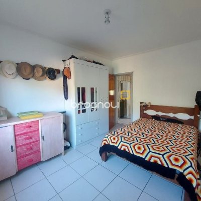 Casa com 131m², 2 quartos (sendo 1 suíte), 2 garagens, no bairro São João do Rio Vermelho em Florianópolis