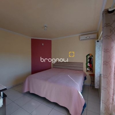 Casa com 131m², 2 quartos (sendo 1 suíte), 2 garagens, no bairro São João do Rio Vermelho em Florianópolis