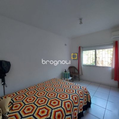 Casa com 131m², 2 quartos (sendo 1 suíte), 2 garagens, no bairro São João do Rio Vermelho em Florianópolis