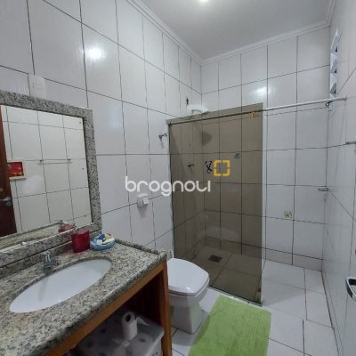 Casa com 131m², 2 quartos (sendo 1 suíte), 2 garagens, no bairro São João do Rio Vermelho em Florianópolis