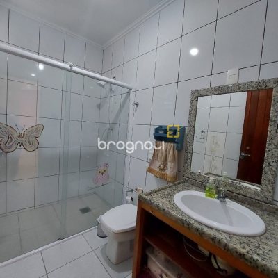 Casa com 131m², 2 quartos (sendo 1 suíte), 2 garagens, no bairro São João do Rio Vermelho em Florianópolis