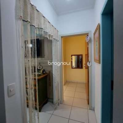 Casa com 131m², 2 quartos (sendo 1 suíte), 2 garagens, no bairro São João do Rio Vermelho em Florianópolis