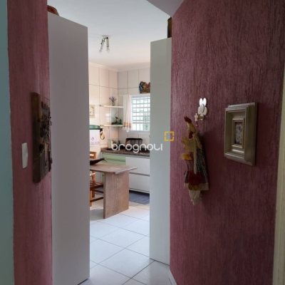 Casa com 131m², 2 quartos (sendo 1 suíte), 2 garagens, no bairro São João do Rio Vermelho em Florianópolis
