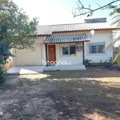 Casa com 131m², 2 quartos (sendo 1 suíte), 2 garagens, no bairro São João do Rio Vermelho em Florianópolis