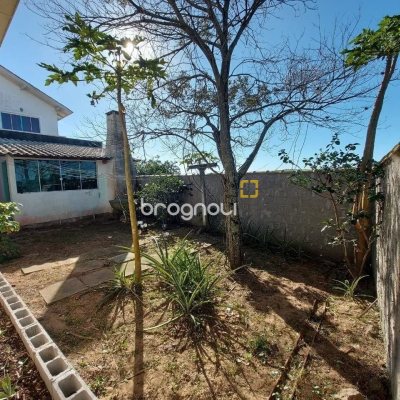 Casa com 131m², 2 quartos (sendo 1 suíte), 2 garagens, no bairro São João do Rio Vermelho em Florianópolis