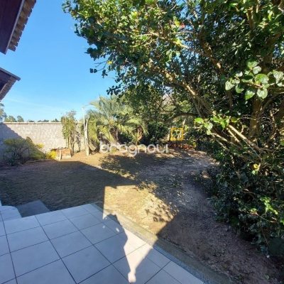 Casa com 131m², 2 quartos (sendo 1 suíte), 2 garagens, no bairro São João do Rio Vermelho em Florianópolis