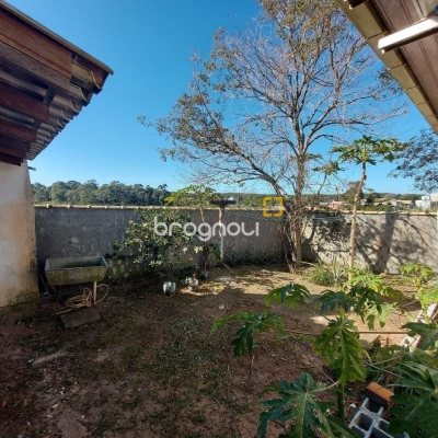 Casa com 131m², 2 quartos (sendo 1 suíte), 2 garagens, no bairro São João do Rio Vermelho em Florianópolis