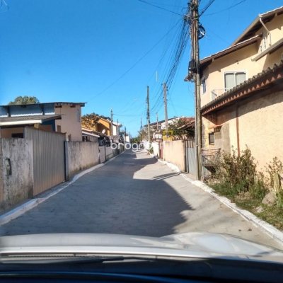 Casa com 131m², 2 quartos (sendo 1 suíte), 2 garagens, no bairro São João do Rio Vermelho em Florianópolis
