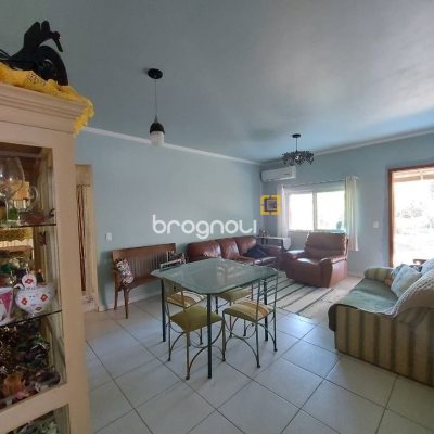 Casa com 131m², 2 quartos (sendo 1 suíte), 2 garagens, no bairro São João do Rio Vermelho em Florianópolis