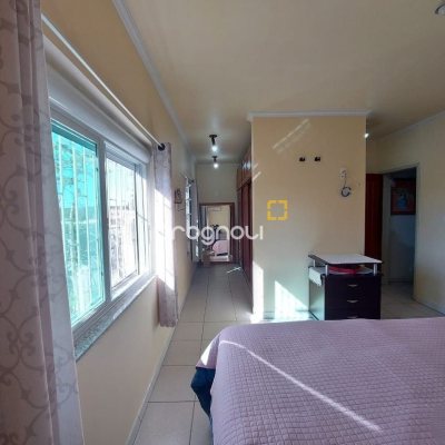 Casa com 131m², 2 quartos (sendo 1 suíte), 2 garagens, no bairro São João do Rio Vermelho em Florianópolis