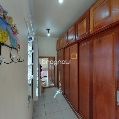 Casa com 131m², 2 quartos (sendo 1 suíte), 2 garagens, no bairro São João do Rio Vermelho em Florianópolis