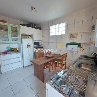 Casa com 131m², 2 quartos (sendo 1 suíte), 2 garagens, no bairro São João do Rio Vermelho em Florianópolis