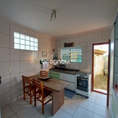 Casa com 131m², 2 quartos (sendo 1 suíte), 2 garagens, no bairro São João do Rio Vermelho em Florianópolis