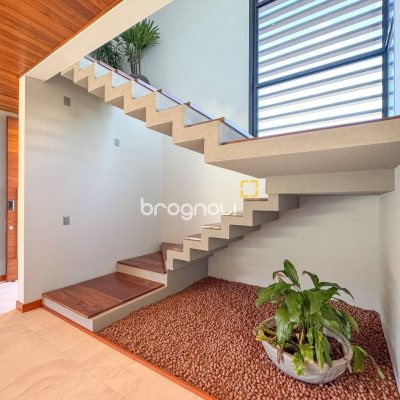 Casa com 607m², 4 quartos (sendo 4 suítes), 6 garagens, no bairro Lagoa da Conceição em Florianópolis