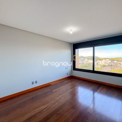 Casa com 607m², 4 quartos (sendo 4 suítes), 6 garagens, no bairro Lagoa da Conceição em Florianópolis