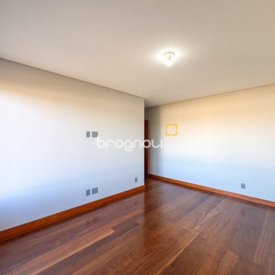 Casa com 607m², 4 quartos (sendo 4 suítes), 6 garagens, no bairro Lagoa da Conceição em Florianópolis