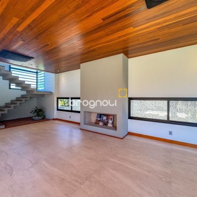 Casa com 607m², 4 quartos (sendo 4 suítes), 6 garagens, no bairro Lagoa da Conceição em Florianópolis