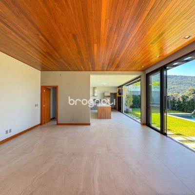 Casa com 607m², 4 quartos (sendo 4 suítes), 6 garagens, no bairro Lagoa da Conceição em Florianópolis