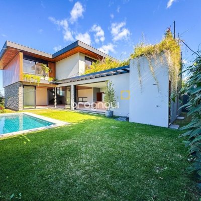 Casa com 607m², 4 quartos (sendo 4 suítes), 6 garagens, no bairro Lagoa da Conceição em Florianópolis