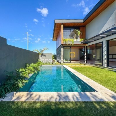 Casa com 607m², 4 quartos (sendo 4 suítes), 6 garagens, no bairro Lagoa da Conceição em Florianópolis