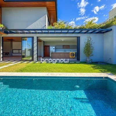 Casa com 607m², 4 quartos (sendo 4 suítes), 6 garagens, no bairro Lagoa da Conceição em Florianópolis