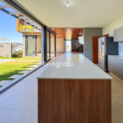 Casa com 607m², 4 quartos (sendo 4 suítes), 6 garagens, no bairro Lagoa da Conceição em Florianópolis