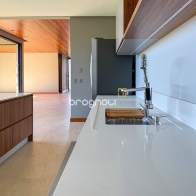 Casa com 607m², 4 quartos (sendo 4 suítes), 6 garagens, no bairro Lagoa da Conceição em Florianópolis