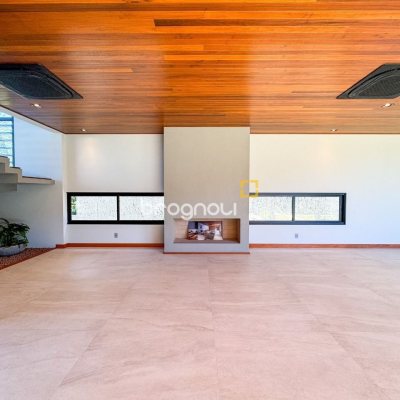 Casa com 607m², 4 quartos (sendo 4 suítes), 6 garagens, no bairro Lagoa da Conceição em Florianópolis
