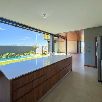 Casa com 607m², 4 quartos (sendo 4 suítes), 6 garagens, no bairro Lagoa da Conceição em Florianópolis