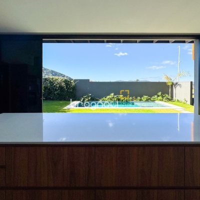 Casa com 607m², 4 quartos (sendo 4 suítes), 6 garagens, no bairro Lagoa da Conceição em Florianópolis
