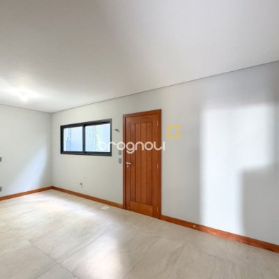 Casa com 607m², 4 quartos (sendo 4 suítes), 6 garagens, no bairro Lagoa da Conceição em Florianópolis
