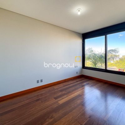 Casa com 607m², 4 quartos (sendo 4 suítes), 6 garagens, no bairro Lagoa da Conceição em Florianópolis