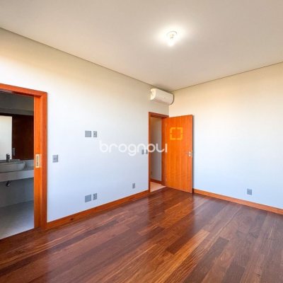 Casa com 607m², 4 quartos (sendo 4 suítes), 6 garagens, no bairro Lagoa da Conceição em Florianópolis