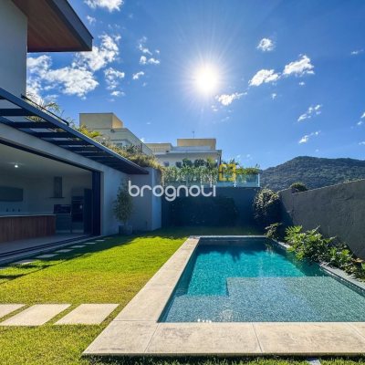 Casa com 607m², 4 quartos (sendo 4 suítes), 6 garagens, no bairro Lagoa da Conceição em Florianópolis