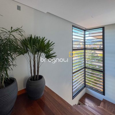 Casa com 607m², 4 quartos (sendo 4 suítes), 6 garagens, no bairro Lagoa da Conceição em Florianópolis
