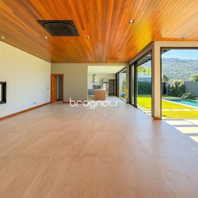 Casa com 607m², 4 quartos (sendo 4 suítes), 6 garagens, no bairro Lagoa da Conceição em Florianópolis