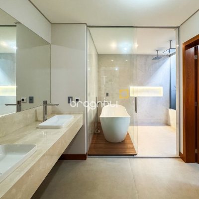 Casa com 607m², 4 quartos (sendo 4 suítes), 6 garagens, no bairro Lagoa da Conceição em Florianópolis