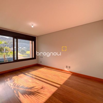 Casa com 607m², 4 quartos (sendo 4 suítes), 6 garagens, no bairro Lagoa da Conceição em Florianópolis