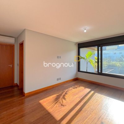 Casa com 607m², 4 quartos (sendo 4 suítes), 6 garagens, no bairro Lagoa da Conceição em Florianópolis