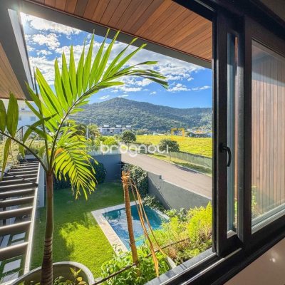Casa com 607m², 4 quartos (sendo 4 suítes), 6 garagens, no bairro Lagoa da Conceição em Florianópolis