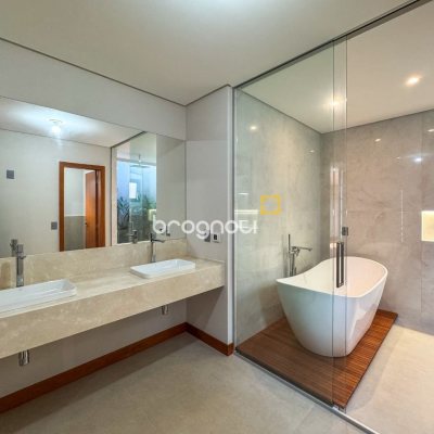 Casa com 607m², 4 quartos (sendo 4 suítes), 6 garagens, no bairro Lagoa da Conceição em Florianópolis