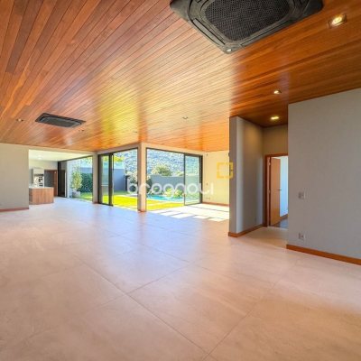 Casa com 607m², 4 quartos (sendo 4 suítes), 6 garagens, no bairro Lagoa da Conceição em Florianópolis