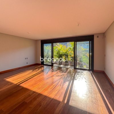 Casa com 607m², 4 quartos (sendo 4 suítes), 6 garagens, no bairro Lagoa da Conceição em Florianópolis